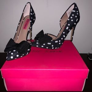 Betsey Johnson Women's Pump, Black/White Polka Dot